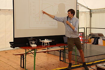 Markus Strathmann (LTZ) erläutert technische Details zur Drohne